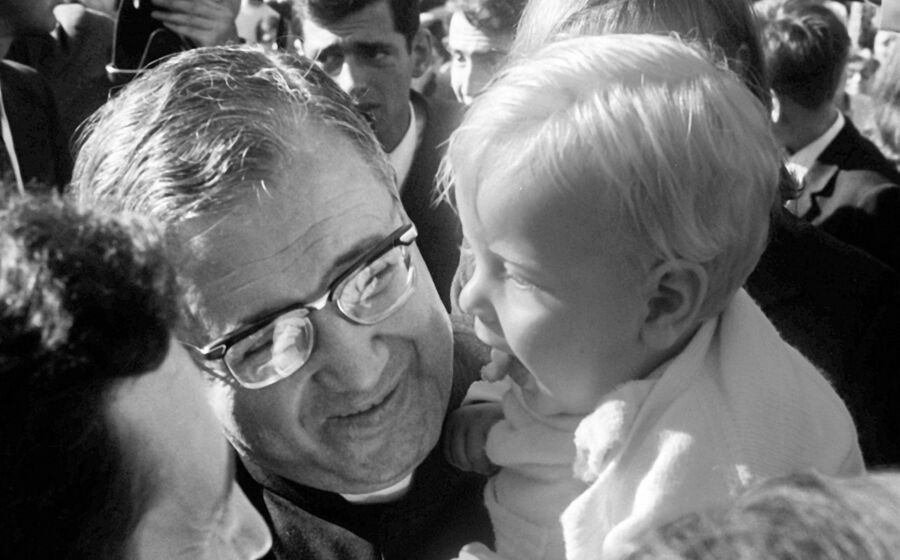 Josemaria Escrivá é descrito no livro como líder de uma “seita religiosa”. 