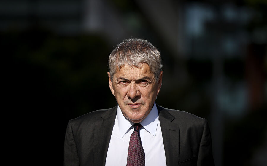 Sócrates, sem advogado, critica tribunal