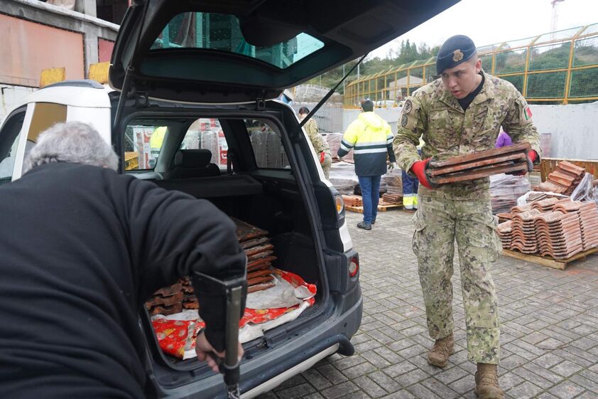 Centenas de populares foram procurar telhas para reparar os danos das suas casas no Estádio de Leiria.