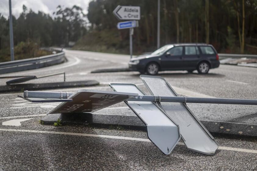 Dois desalojados em Penafiel. Forças Armadas com 30 botes para responder às cheias