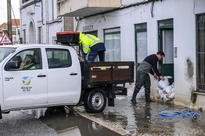 Depressão Leonardo chega a Portugal. Novos avisos de chuva e vento forte no país