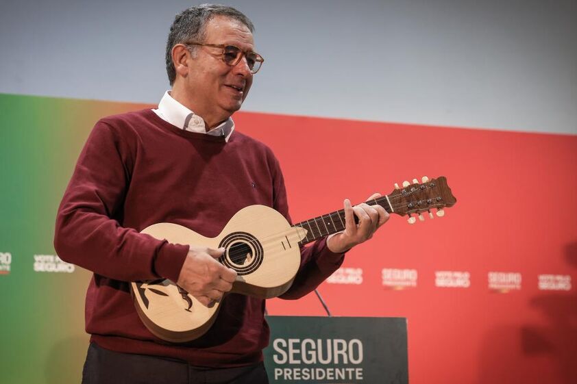 António José Seguro recebe uma viola campaniça, durante um almoço com apoiantes, em Castro Verde.