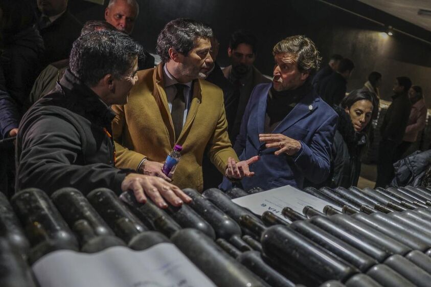 André Ventura durante uma visita a uma adega de vinho e azeite em Beja.