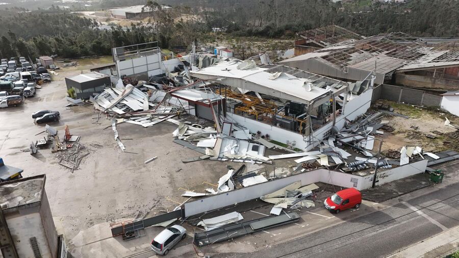 Efeitos do mau tempo devido à passagem da depressão Kristin em Pombal.