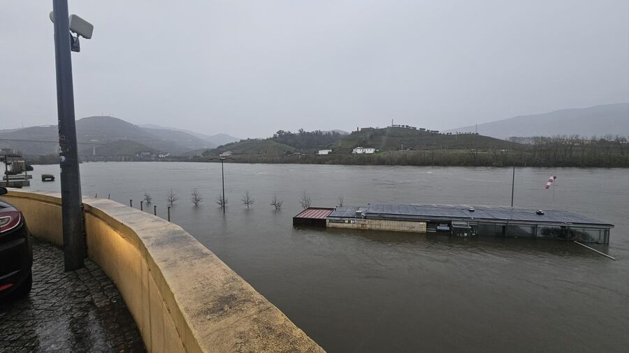 Bar na Régua, que ficou praticamente submerso, devido à subida e galgamento do Rio Douro