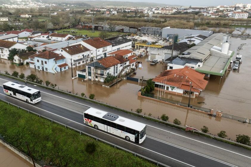 Imagem captada por drone das inundações na cidade de Leiria depois de o concelho ter sido gravemente afetado pela depressão Kristin