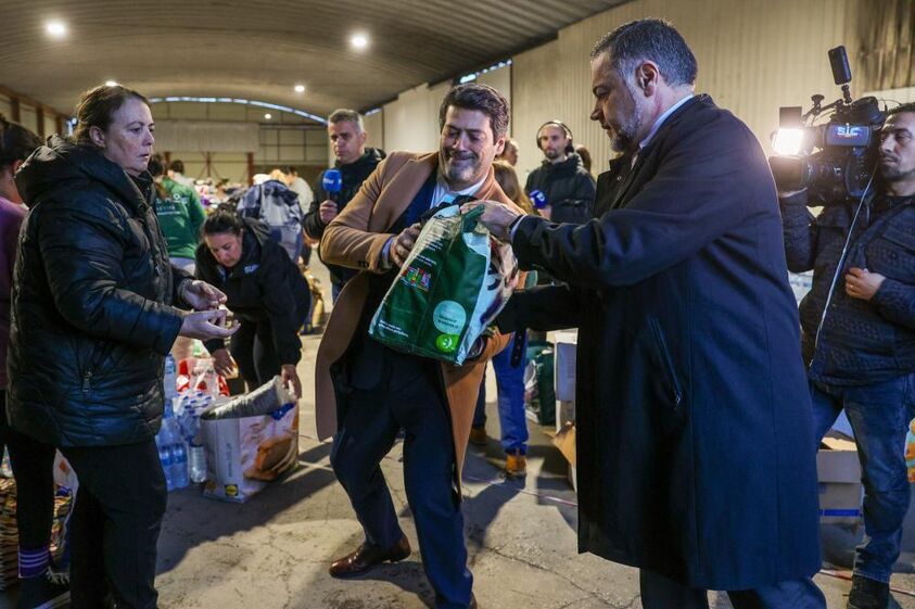 André Ventura durante uma entrega de bens essenciais às populações que estão a ser afetadas pelas tempestades.
