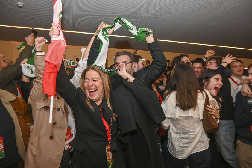 Apoiantes de António José Seguro celebram resultados eleitorais