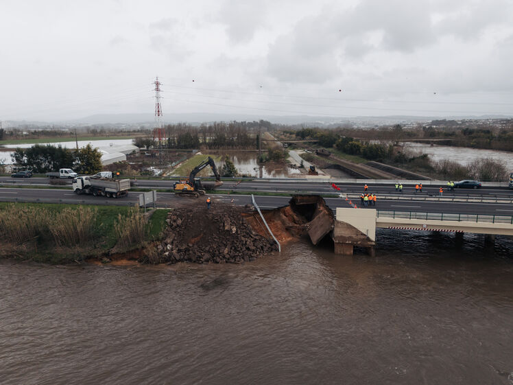 Equipa trabalha na recuperação de troço da A1 afetado pelas cheias