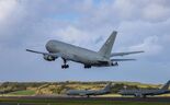 Avião abastecedor deixa a Base das Lajes, nos Açores