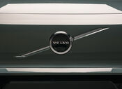 Emblema da Volvo num SUV elétrico EX60, o quinto da marca