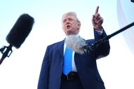 Donald Trump fala aos jornalistas à entrada do Air Force One