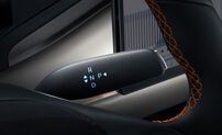 Detalhe do seletor de velocidades do BYD Atto 3 Evo e do volante