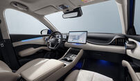 Interior do BYD Atto 3 Evo, com painel digital e acabamentos claros