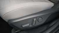 Detalhe do ajuste do banco do Kia EV2, o novo elétrico compacto da Kia, com chegada prevista para junho
