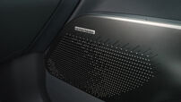 Sistema de som Harman Kardon no Kia EV2, um veículo elétrico compacto com chegada prevista para junho