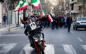 Irão: manifestação com bandeiras e retrato do líder Ali Khamenei após ataques dos EUA e Israel
