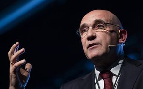 Passos Coelho nega estar a forçar ocasiões para fazer 'chamadas de atenção' ao Governo.