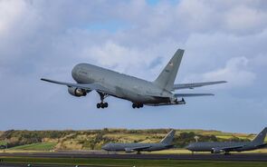 Avião abastecedor deixa a Base das Lajes, nos Açores