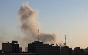 Irão garante 'controlo total' do estreito de Ormuz. Americanos deixam o Chipre por segurança