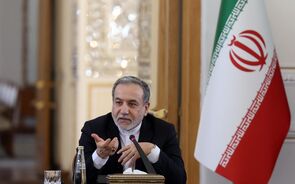 Ministro iraniano diz que Rússia e China estão a apoiar Teerão politicamente e de outras formas