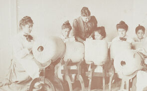 Maria Augusta Bordalo Pinheiro e outras artistas em tertúlia no café Leão D’Ouro, Lisboa, no século XIX