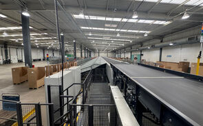 Interior de armazém com sistema de correias transportadoras