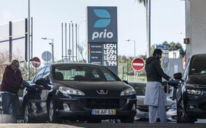 Governo vai reforçar o desconto no ISP para aliviar subida dos preços dos combustíveis.