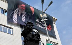 Países cortam produção de petróleo em quase sete milhões de barris por dia. Trump volta a acusar Irão