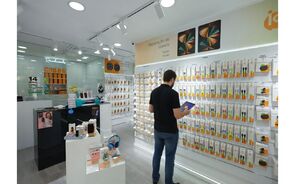 Homem consulta tablet em loja de reparação de tablets