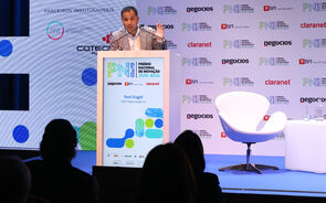 Yoni Engel, CEO da Paperweigth AI, discursa no Prémio Nacional de Inovação