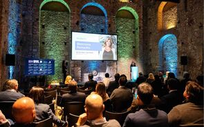 Ana Isabel Trigo Morais discursa em evento da re.source com público presente