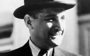 Desta nova obra, sai-se com uma sensação favorável em relação  a Salazar por ter colocado Portugal fora da II Guerra Mundial. Também não será alheio o facto de o autor ser particularmente manso a caracterizar Salazar e o seu regime.   