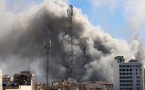 Irão: Israel lança nova ofensiva e Teerão ataca base dos EUA e alvos israelitas