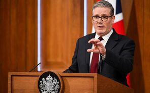 Starmer diz que é preciso 'reabrir o estreito de Ormuz'. Milhares de europeus repatriados