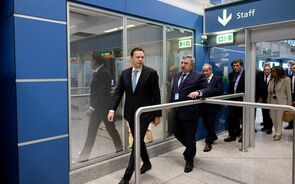 Os tempos de espera nos aeroportos são uma preocupação para Luís Montenegro.