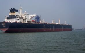 Petroleiro paquistanês atravessa estreito de Ormuz. Líder britânico quer reabertura total