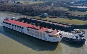 Navio-hotel São Rafael, construído na Sérvia, já está a caminho de Aveiro, onde irá ser acabado.