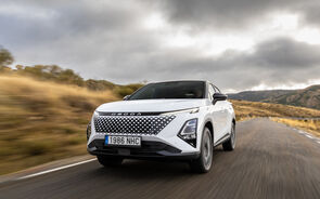 O novo Omoda 5 viaja numa estrada com colinas e céu nublado