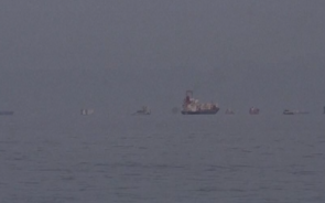 Centenas de navios aguardam passagem no Estreito de Ormuz. Quem bloqueia o tráfego e quem consegue passar?