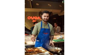 Chef prepara refeição no restaurante Oven