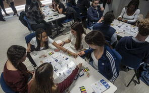 Cerca de 60 estudantes do 5.º e do 9.º ano de escolaridade estiveram, na sexta-feira passada, na sede da Comissão do Mercado de Valores Mobiliários (CMVM), em Lisboa, para experimentar o novo jogo de tabuleiro sobre literacia financeira “Finanças à tua medida”.