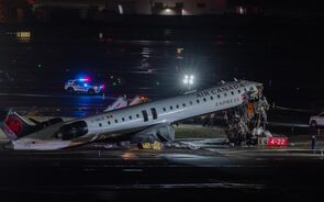Avião da Air Canada e veículo de bombeiros colidem em aeroporto de Nova Iorque