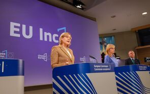 Henna Virkkunen, vice-presidente da Comissão, Ekaterina Zaharieva, comissária para a Inovação e Michael McGrath, comissário para a Democracia e Proteção do Consumidor.