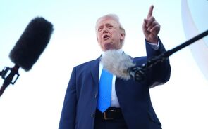 Trump aplica tarifa de 100% a alguns medicamentos e reestrutura taxas sobre metais