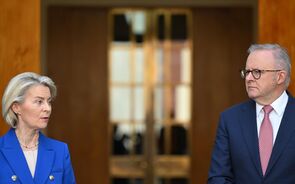 Presidente da Comissão Europeia, Ursula von der Leyen, com o primeiro-ministro australiano, Anthony Albanese.