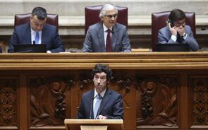 Secretário de Estado da Economia João Rui Ferreira intervém na sessão plenária.