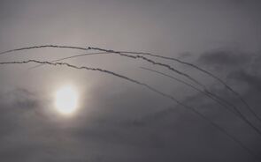'Iron Dome' israelita dispara para interceptar mísseis sobre Tel Aviv.