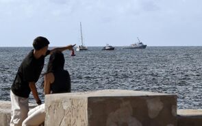 Pessoas vêem barcos aproximar-se de Havana, Cuba.
