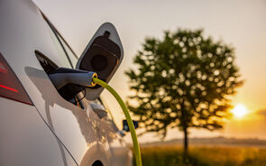 Carro elétrico a carregar, solução para gestão de frotas sustentáveis até 2026